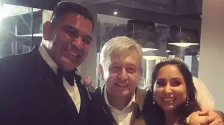 López Obrador se cuela a una boda en Tijuana y se toma fotos