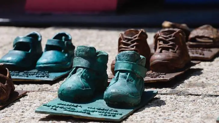Roban zapatitos de bronce en el Antimonumento de la Guardería ABC en la CDMX