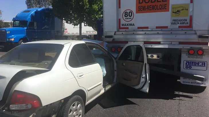 Aparatoso choque en la entrada sur de Nogales deja dos personas lesionadas