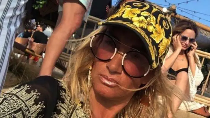 Adela Micha posa en sexy bikini en redes… ¡sin ombligo!