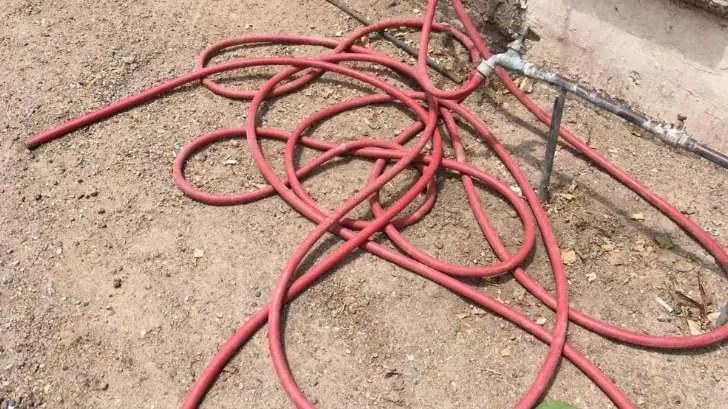 Vecinos de la colonia Deportiva en Navojoa se quejan de la falta de presión de agua