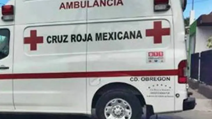 Embarazada pierde el control de su auto y se impacta contra una casa en Cajeme