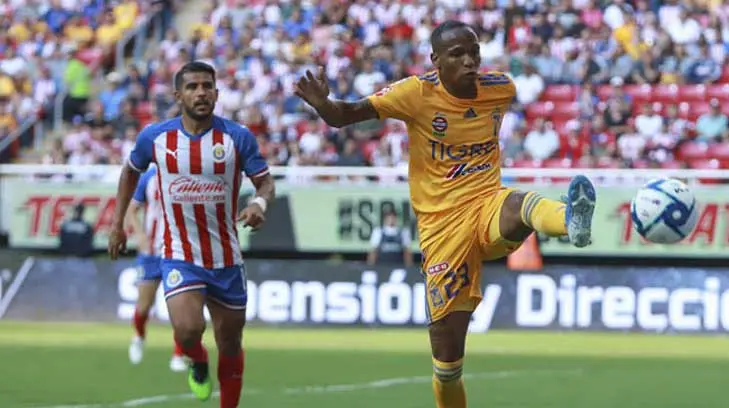 Chivas rompe su mala racha, vence 2-0 al campeón del futbol mexicano