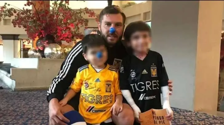 Gignac cumple sueño de dos pequeños aficionados de Tigres