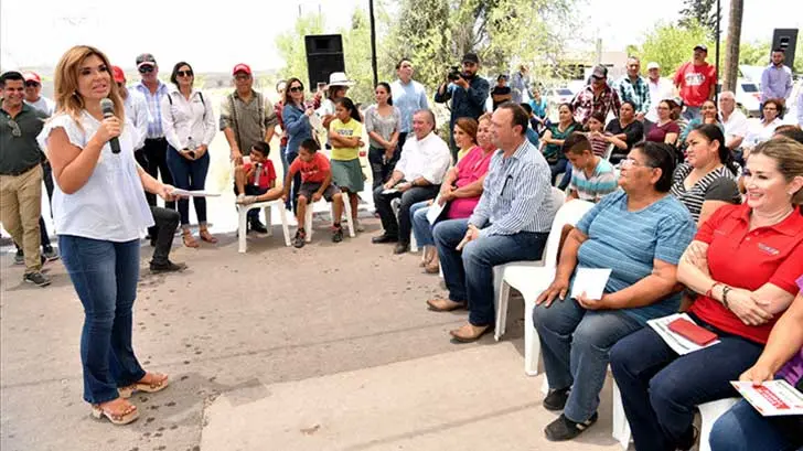 Entregan becas, obras y acciones vivienda en Benjamín Hill y Santa Ana