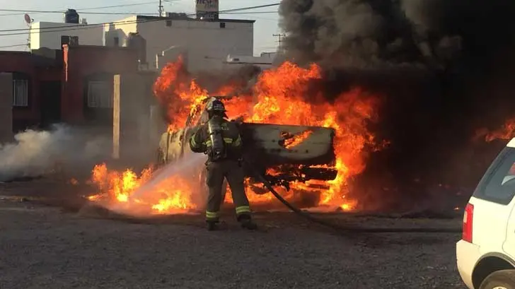Bomberos sofocan incendio en dos vehículos en la colonia La Verbena
