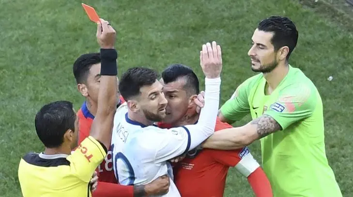 Lionel Messi sale expulsado ante Chile; se enfrascó a empujones con Medel