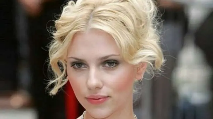 Scarlett Johansson presume su anillo de compromiso
