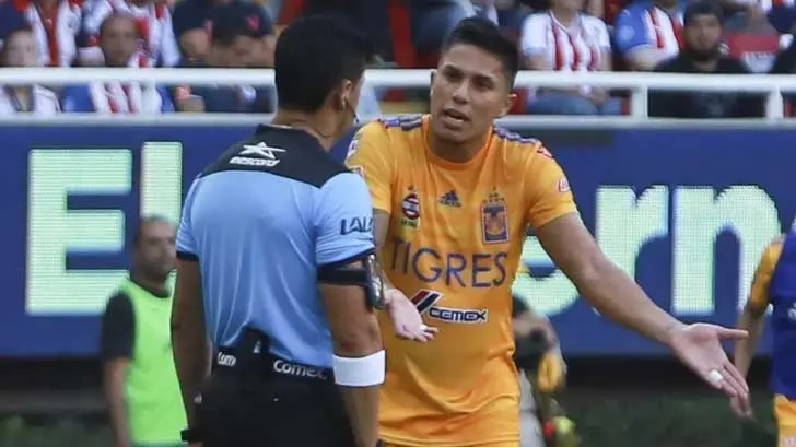 Después de su expulsión, Salcedo sube a palco a tomar con amigos