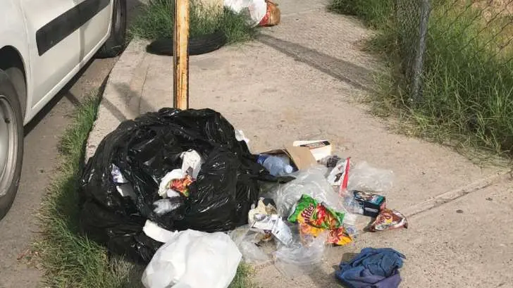 GALERÍA | Vecinos de la colonia San Benito dejan la basura en la vía pública