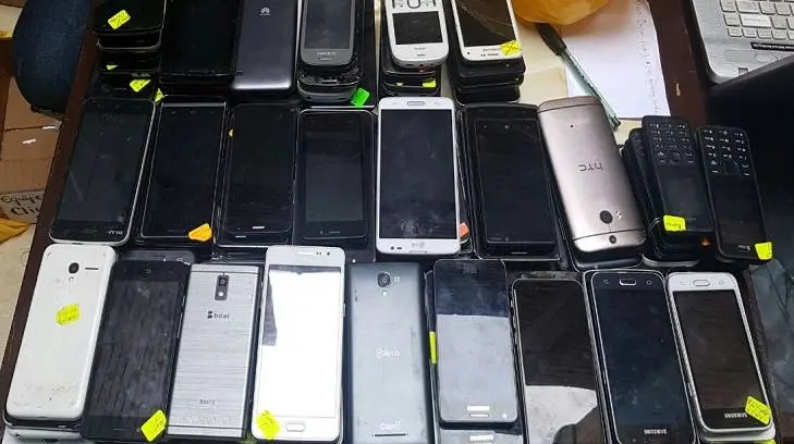 Detienen a un hombre que cargaba con 120 celulares presuntamente robados en la CDMX