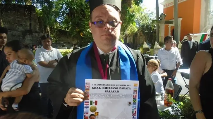 Dan doctorado honoris causa a escritor mexicano con Síndrome de Down