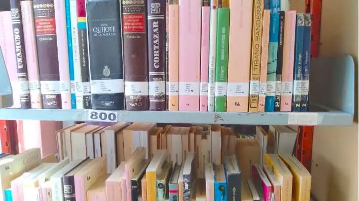 Escritor intercambia libros por efectivo para poder comer