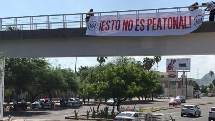 Clausuran puente peatonal en ‘La Atravesada’; presenta daño estructural