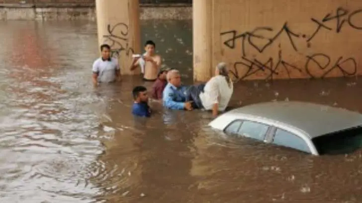 Rescatan a una familia tras quedar atrapada en paso a desnivel en Cajeme