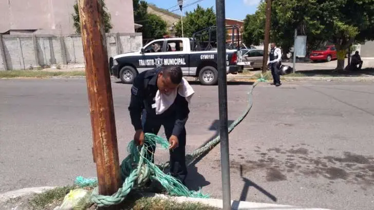Colocan cuerdas para reducir la velocidad en la colonia Fovissste; Tránsito las quita