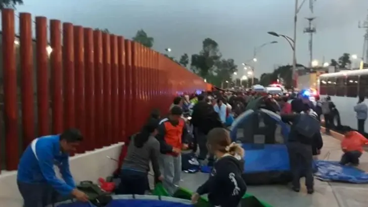 Integrantes de la CNTE acampan afuera de la Cámara de Diputados