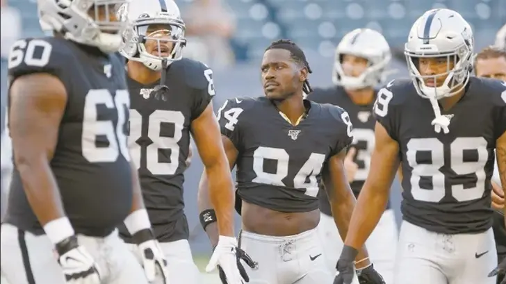 Antonio Brown habría sido asesorado para provocar su salida de Raiders