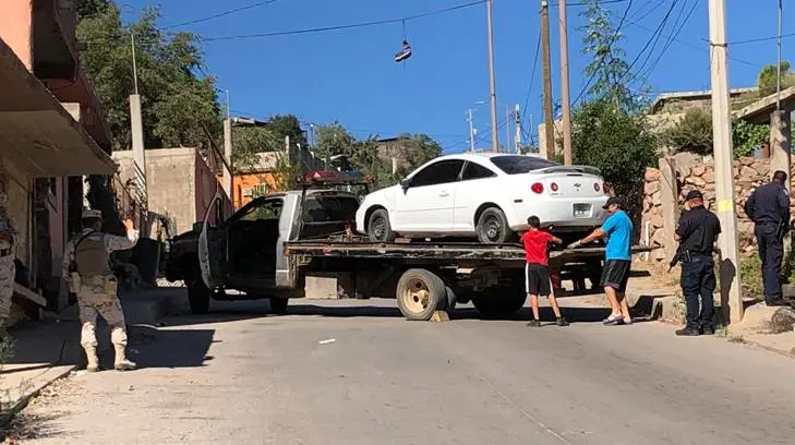 Decomisan decenas de cartuchos útiles y equipo táctico en un auto en Nogales