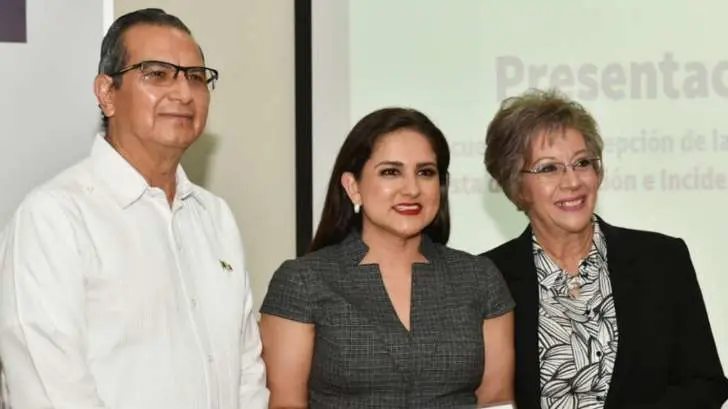 La alcaldesa Célida López dialoga con vecinos de la colonia Apolo