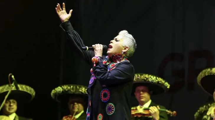 Eugenia León recuerda a migrantes, Ayotzinapa y a Toledo