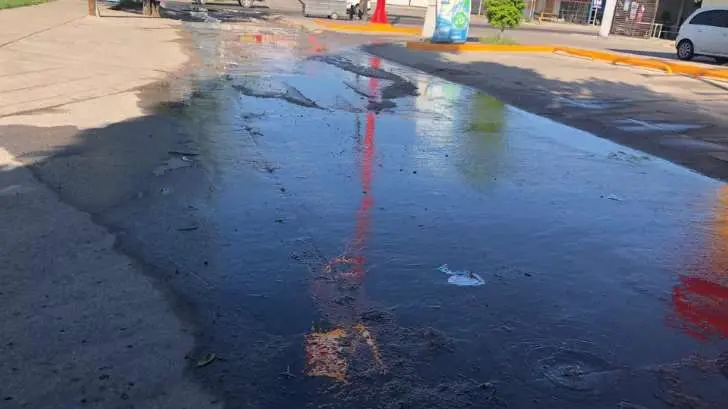 Reportan fuga de agua en la colonia Ley 57