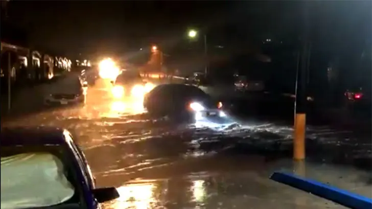 Intensa lluvia de 40 minutos inundó varias calles de Guaymas