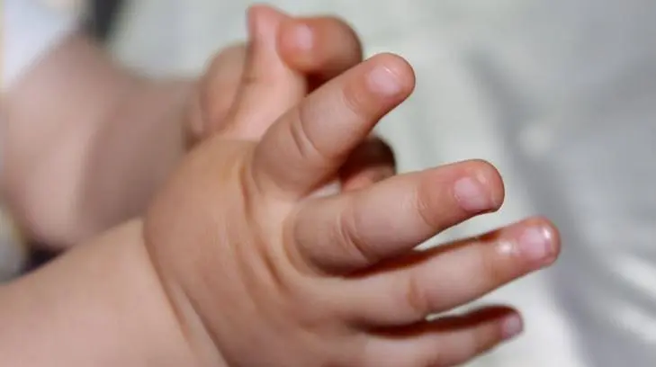 Mujer deja abandonados a sus dos hijos de 1 y 3 años de edad en Guaymas