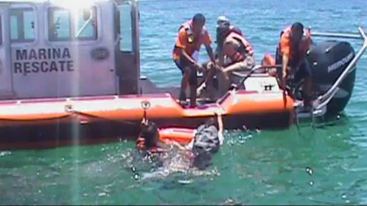 Marina rescata a tres náufragos en el puerto de Guaymas