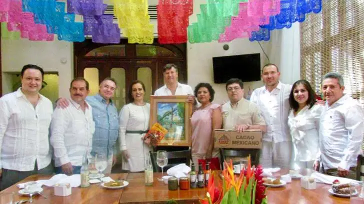 Presume embajador de EU comer pejelagarto en Tabasco