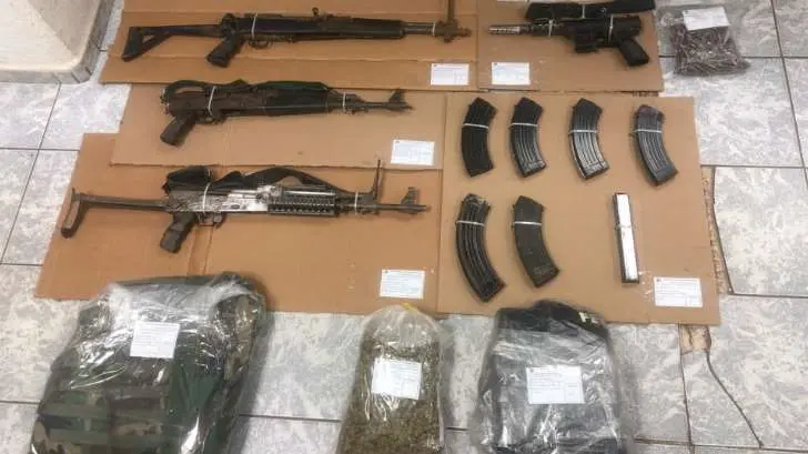 Aseguran autos, armas y cartuchos en SIRM
