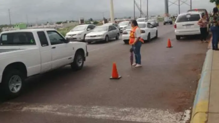 Madres de familia dirigen el tráfico frente a una primaria en Guaymas
