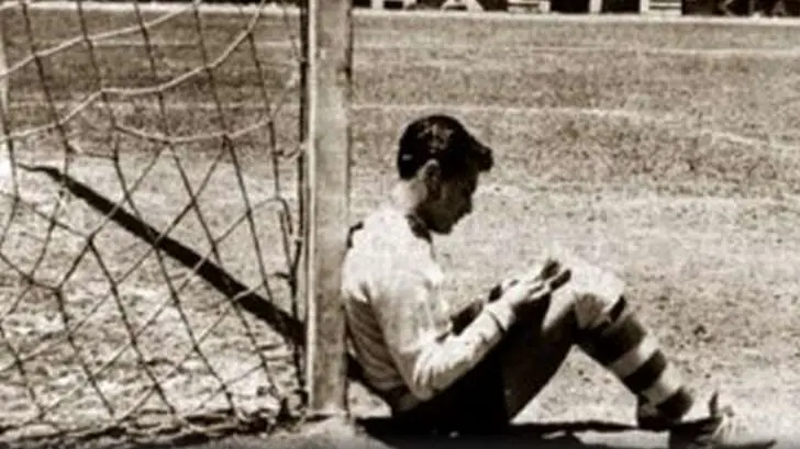 La foto de ‘El Tubo’ Gómez leyendo durante un Clásico Tapatío