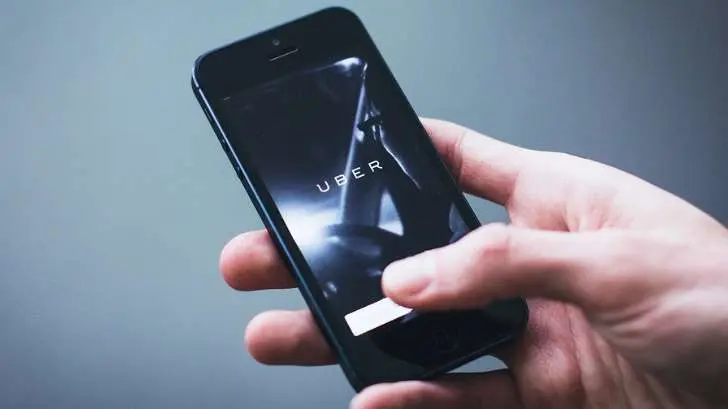 Arturo Herrera revela que en 2020 se cobrará IVA a ‘apps’ de transporte