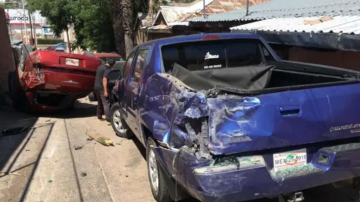 AUDIO | Le fallan los frenos y se vuelca en la colonia Centro de Nogales