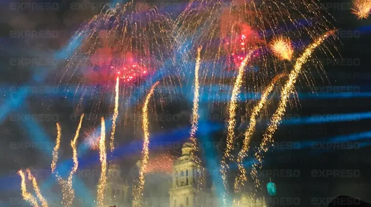 Música y luces y color iluminan el Zócalo de la Ciudad de México