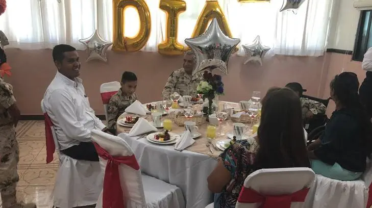 Los menores William y Ángel son nombrados Soldados por un día