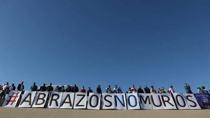Abrazos No Muros reúne en la frontera a familias que tenían años sin verse