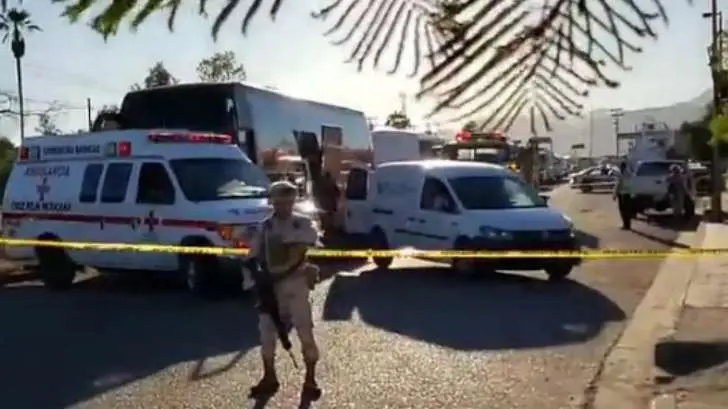 Conductor de autobús muere aplastado por la unidad que reparaba en Empalme