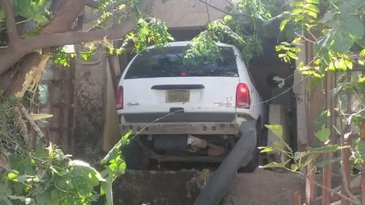Camioneta termina ‘incrustada’ en una vivienda en Nogales; hay un lesionado