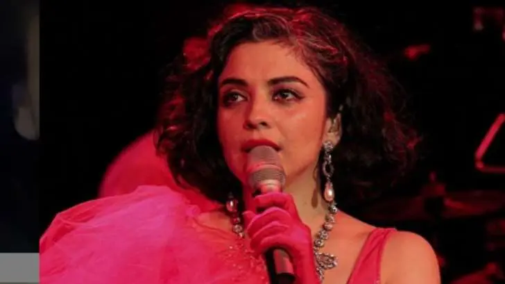 Mon Laferte presume y besa a su amor, una mujer