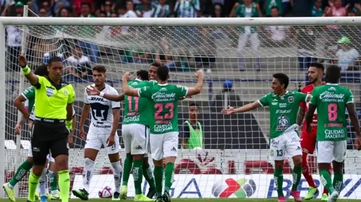 León viene de atrás y derrota a domicilio a Pumas
