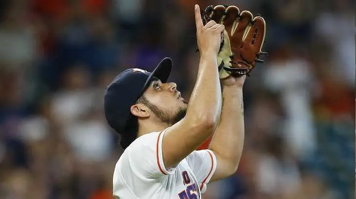 Roberto Osuna logra su primer salvamento de la temporada