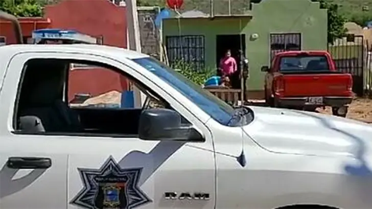 Encuentra a su hijo colgado de una viga en el patio de su casa