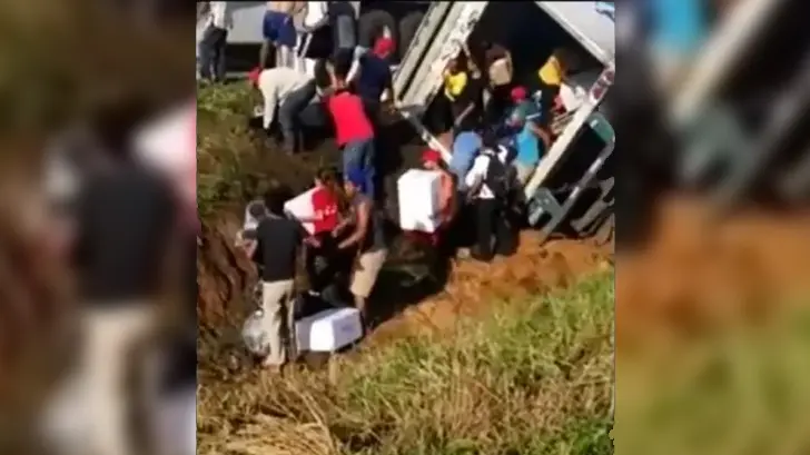 Pobladores rapiñan cargamento de tráiler volcado en Veracruz