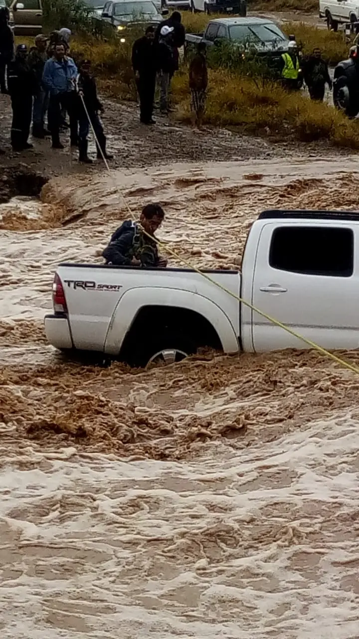 Rescatan a persona que quedó atrapada en vehículo arrastrado por crecida en Cumpas