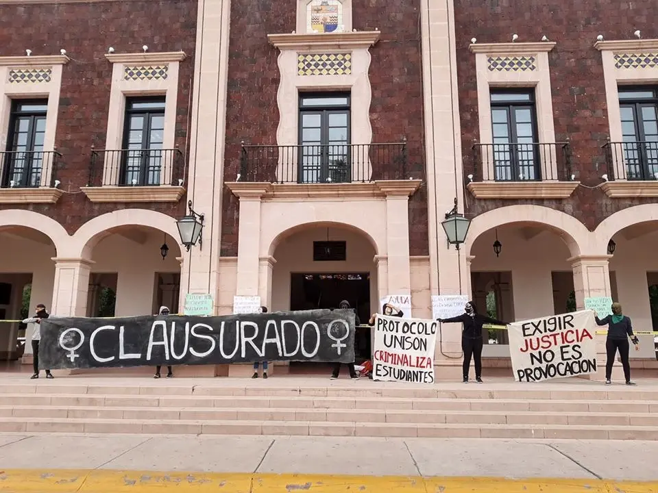 Alumnas de la Unison ‘toman’ rectoría en protesta por violencia de género