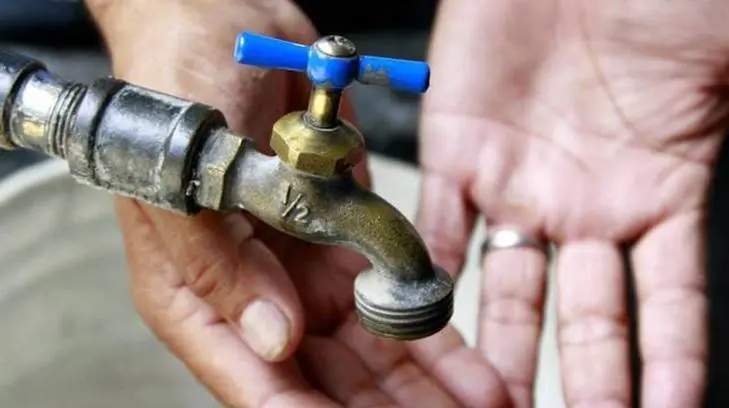 Colonias del Poniente de HMO se quedan sin agua por reparación de tubería