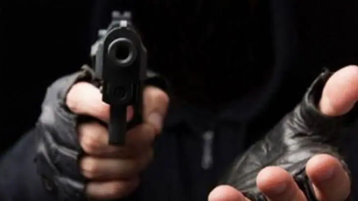 No quiso averiguar: Asaltan a joven con pistola de juguete
