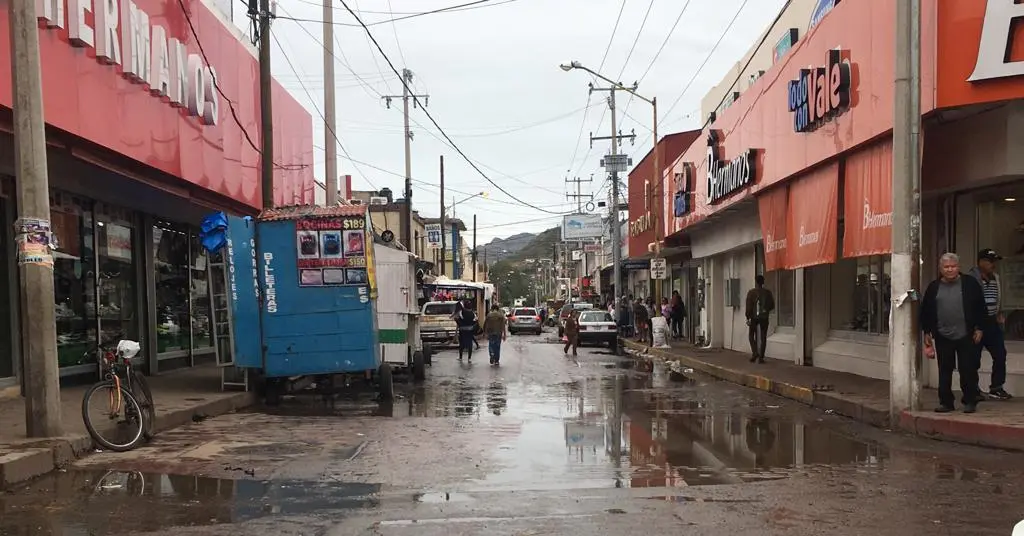 Comerciantes paran labores tras derrame de aguas negras